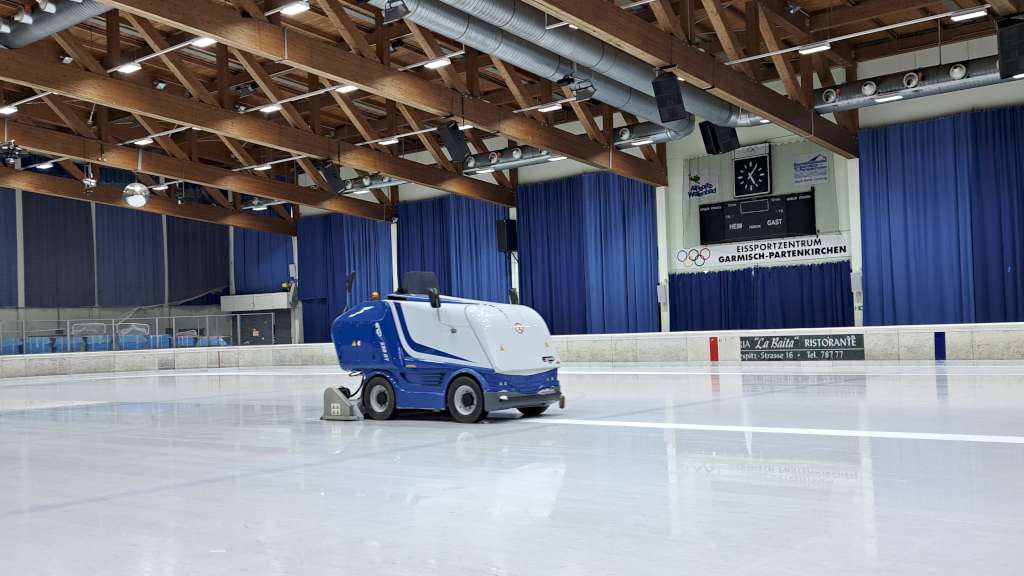 Bild 7_OEZ_Halle_Publikumslauf mit Eismaschine.jpg